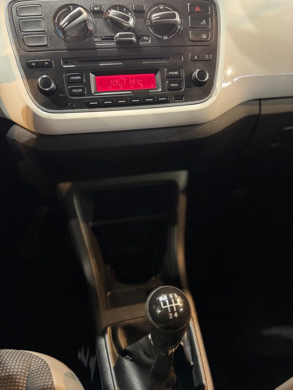 Volkswagen Up! 1.0 High Up! 75cv - Imagen 13