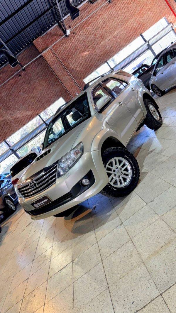 Toyota Hilux Sw4 3.0 Srv Cuero I 171cv 4x4 - Imagen 2