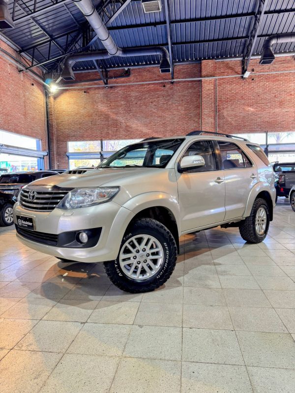 Toyota Hilux Sw4 3.0 Srv Cuero I 171cv 4x4 - Imagen 3